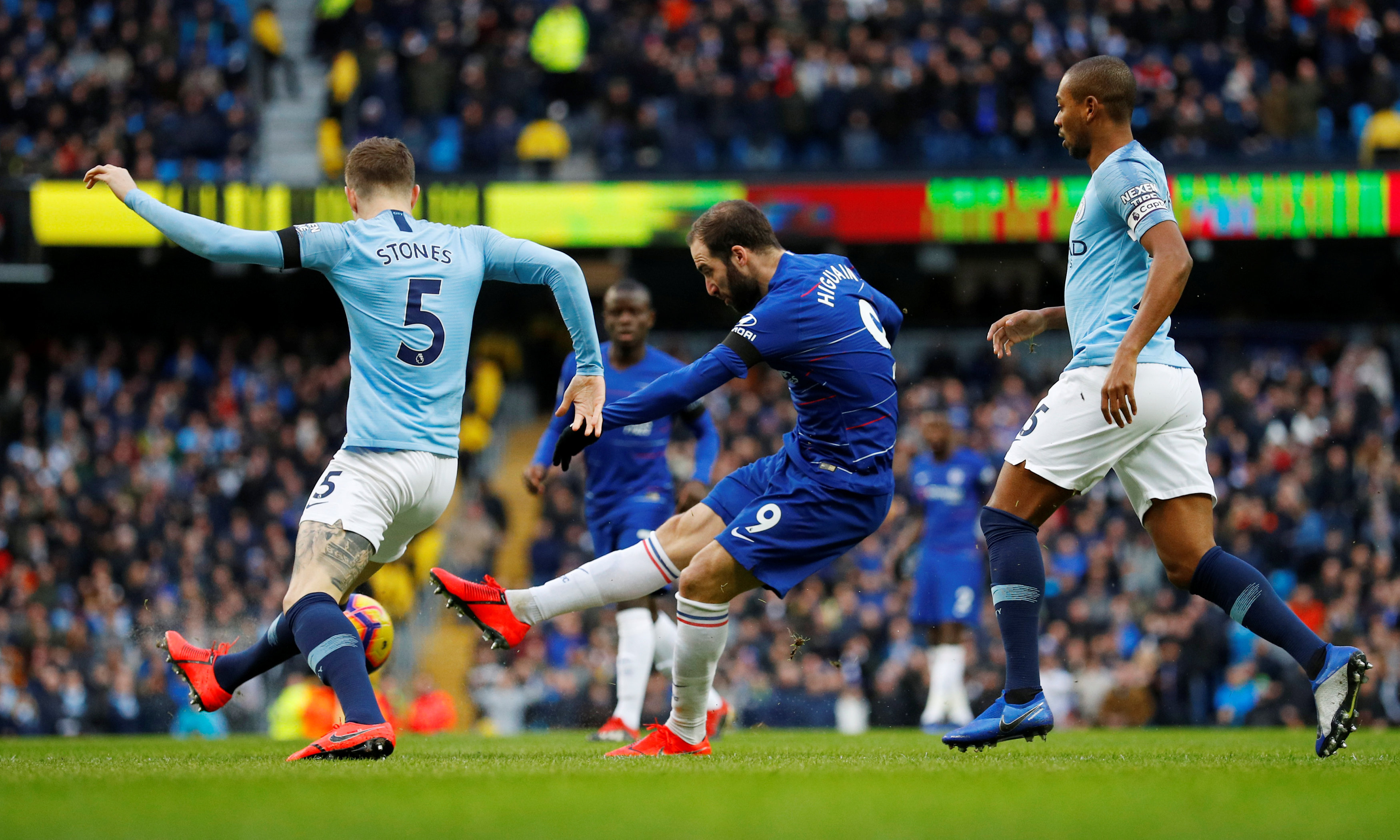 韩国杯半场：李洞俊补时收空门大礼建功，光州暂0-1全北（韩国杯半场：李洞俊补时推空门得手，全北暂1-0领先光州）