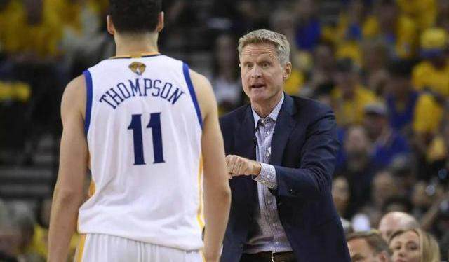 澳超战报：科斯格罗夫双响，九人奥克兰FC2-1惠灵顿凤凰（澳超速递：科斯格罗夫梅开二度，9人奥克兰FC2比1力克惠灵顿凤凰）