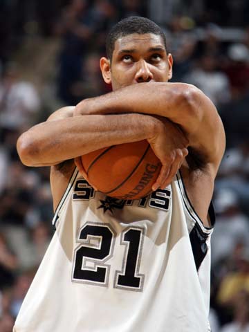 体坛记忆｜浓眉抢断库里，所有人都知道库里要干嘛，但是浓眉却一无所知（体坛回忆｜浓眉断下库里手中球，众人皆知库里意图，浓眉却浑然不觉）