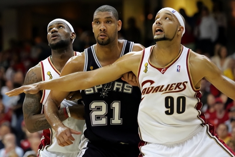 回顾篮球生涯，荣誉无数（回望篮球征途，荣耀满载）