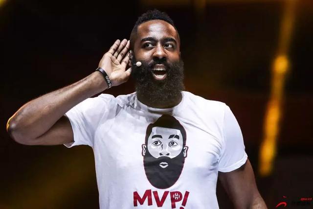 利物浦主场迎战布莱顿，两队战意高昂，利物浦凭借主场优势和阵容完整度有望取胜。（利物浦主场对阵布莱顿，双方斗志旺盛，红军凭主场与人员齐整更有胜算）