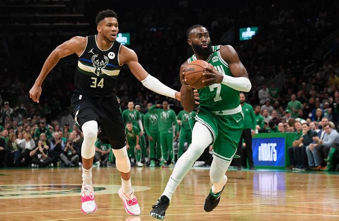 成都蓉城教练组现场观战中韩战，徐正源、金亨镒在场（中韩之战看台现身：成都蓉城教练组观战，徐正源、金亨镒到场）