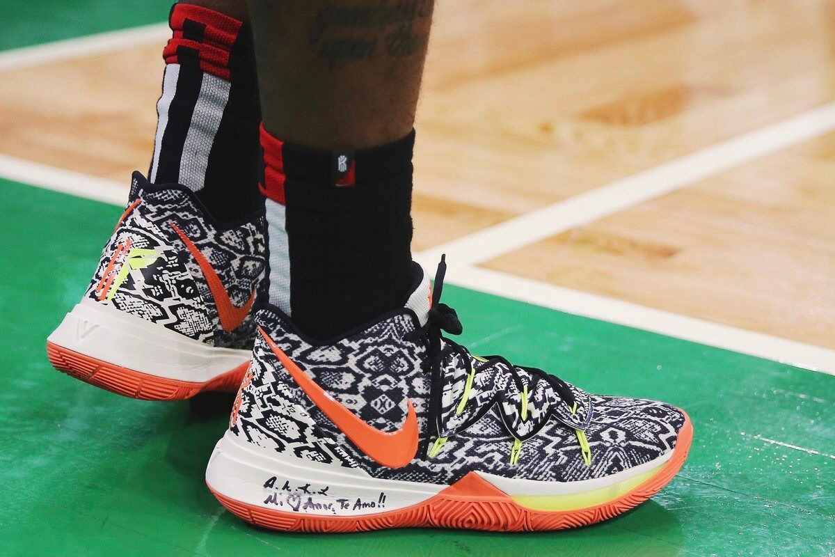 足坛年度十大新闻出炉，各界议论不断（年度足坛十大要闻揭晓，引发各界热议）