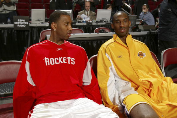 湖人杯赛主场不敌马刺引热议！媒体人：詹东里合体后最惨失利（湖人杯赛主场负于马刺掀热议，媒体称为詹东里合体以来最惨一败）