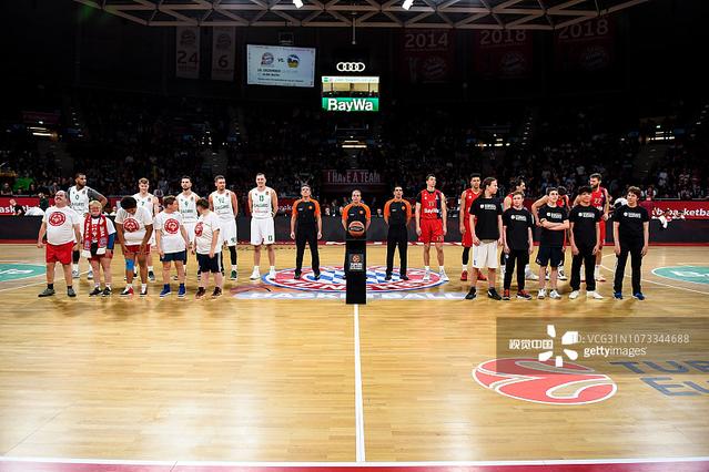 库里火力全开，斯普利特竭尽全力，比赛依旧胶着进行（库里手感炸裂，斯普利特拼到极致，比分始终胶着）