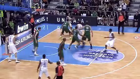 米体：斯帕莱蒂考虑放弃无锋阵，重新启用2名进攻中场+1名中锋（米体：斯帕莱蒂或弃用无锋战术，改用双前腰配单中锋）