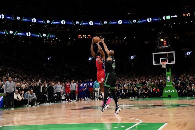 9后卫竞争轮换！库里：确实激烈，但竞争对球队是健康且必要的（九名后卫角逐轮换！库里：激烈竞争有益球队且不可或缺）