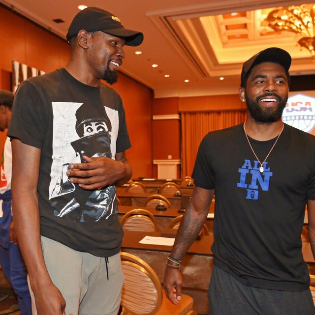 篮球场上的一瞬间——阿伦挑战亚历山大，裁判如何判断？（关键一瞬：阿伦对决亚历山大，裁判当如何裁定？）